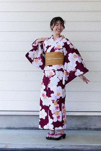 2024新作浴衣-エンジ-全身_前　たちばな在庫-社員モデル